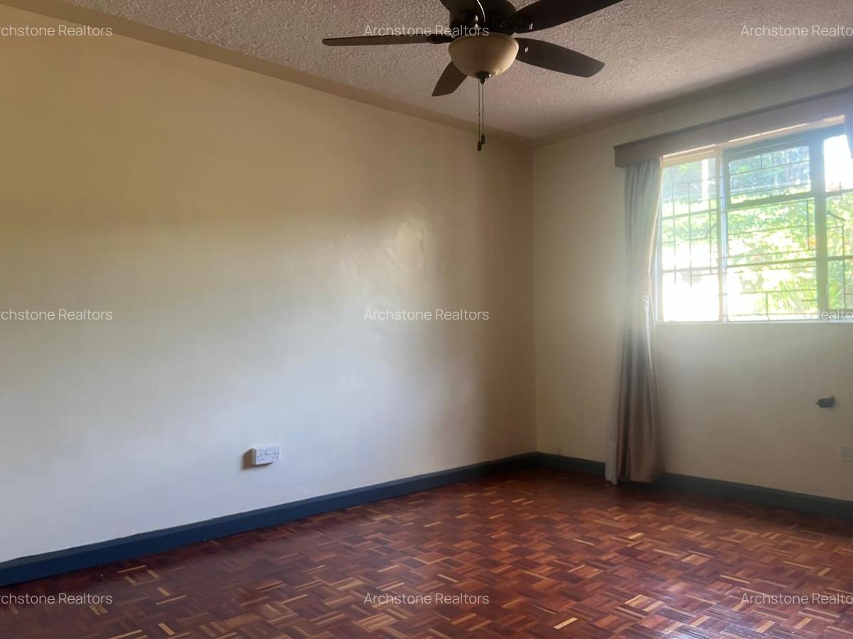 5 Bed House with En Suite in Runda - 12