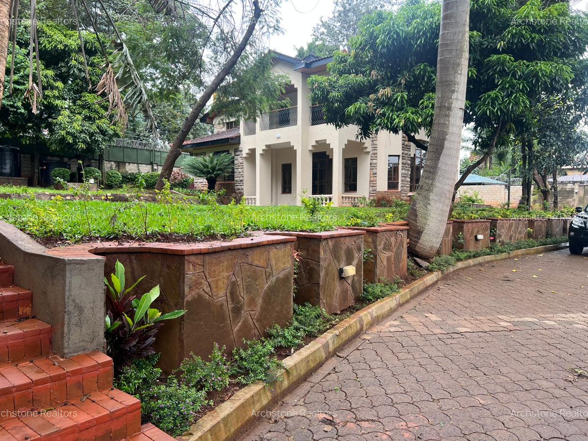 5 Bed House with En Suite in Runda - 1