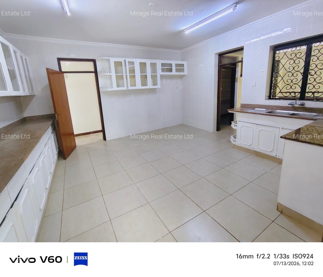 6 Bed House with En Suite in Nyari - 17