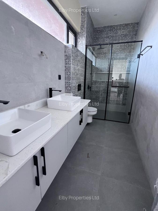 4 Bed House with En Suite in Membley - 12