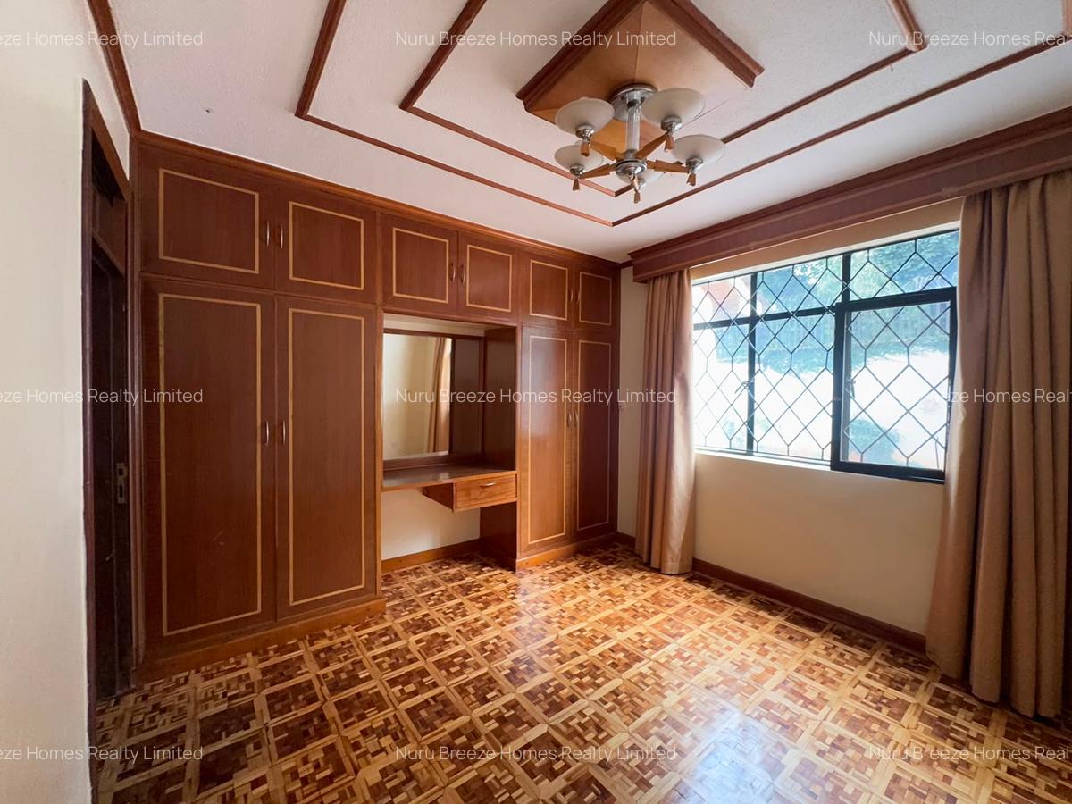 5 Bed House with En Suite in Runda - 16
