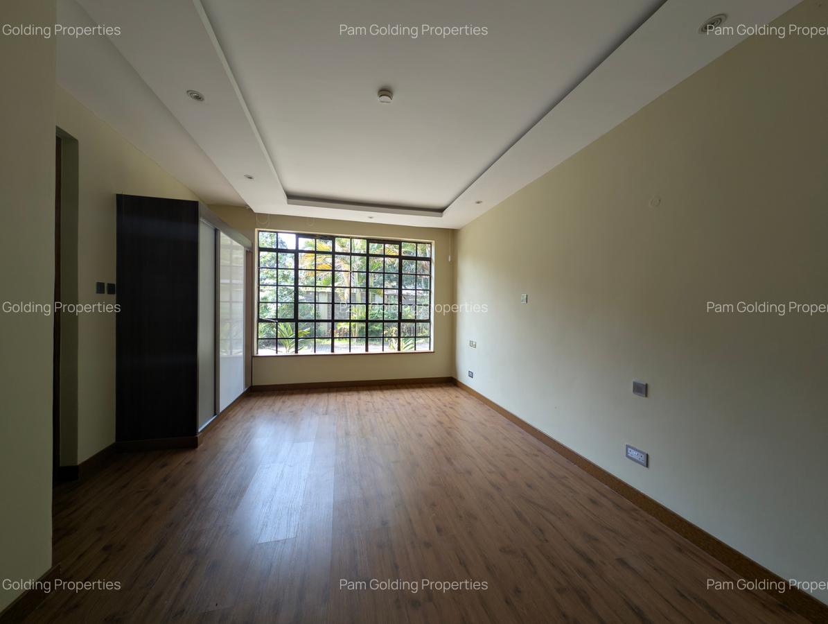 5 Bed House with En Suite in Runda - 8