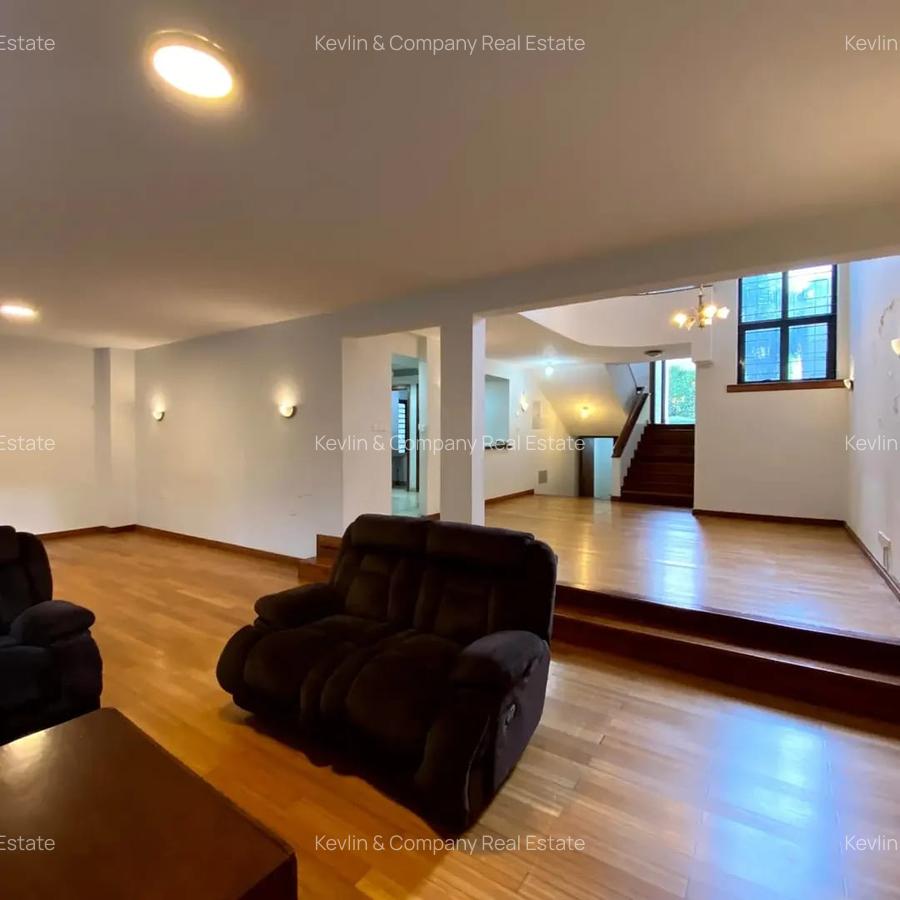 5 Bed Villa with En Suite in Spring Valley - 7