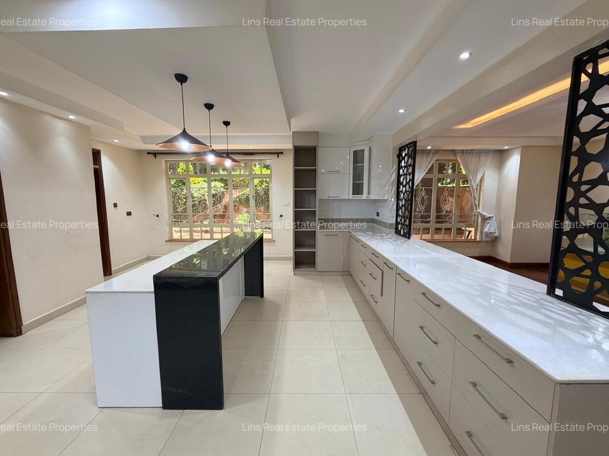 10 Bed House with En Suite in Nyari - 3