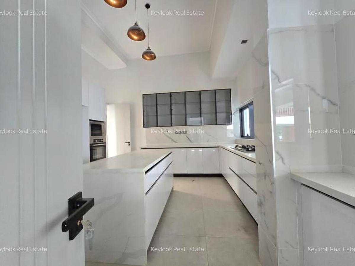 5 Bed Townhouse with En Suite at Lavington - 15