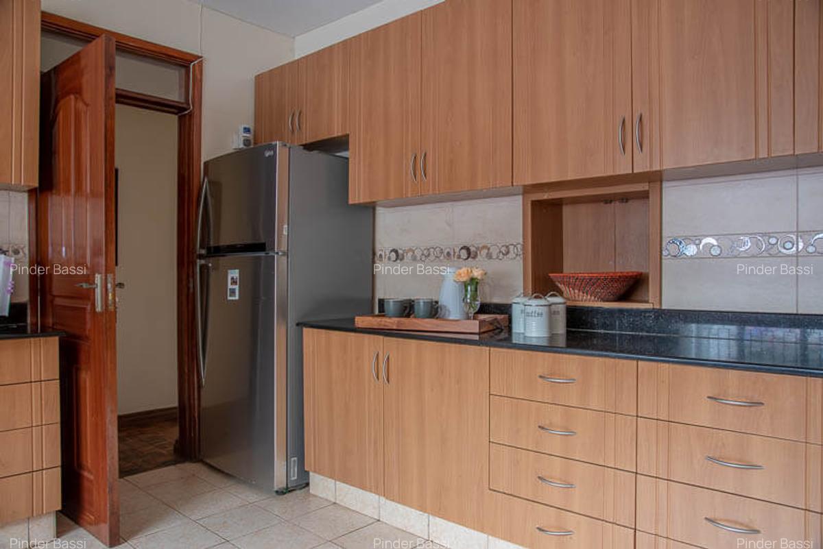 4 Bed House with En Suite in Runda - 12