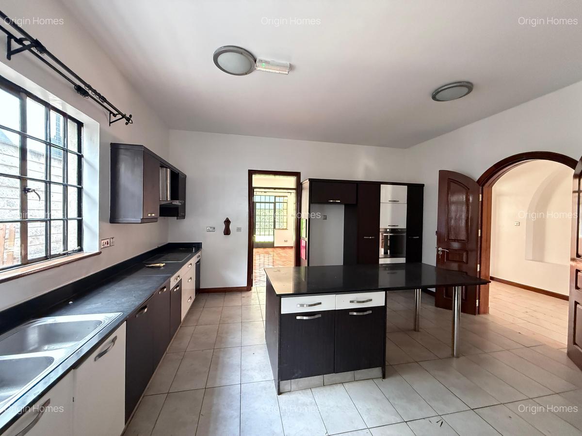 5 Bed Townhouse with En Suite at Lavington - 6