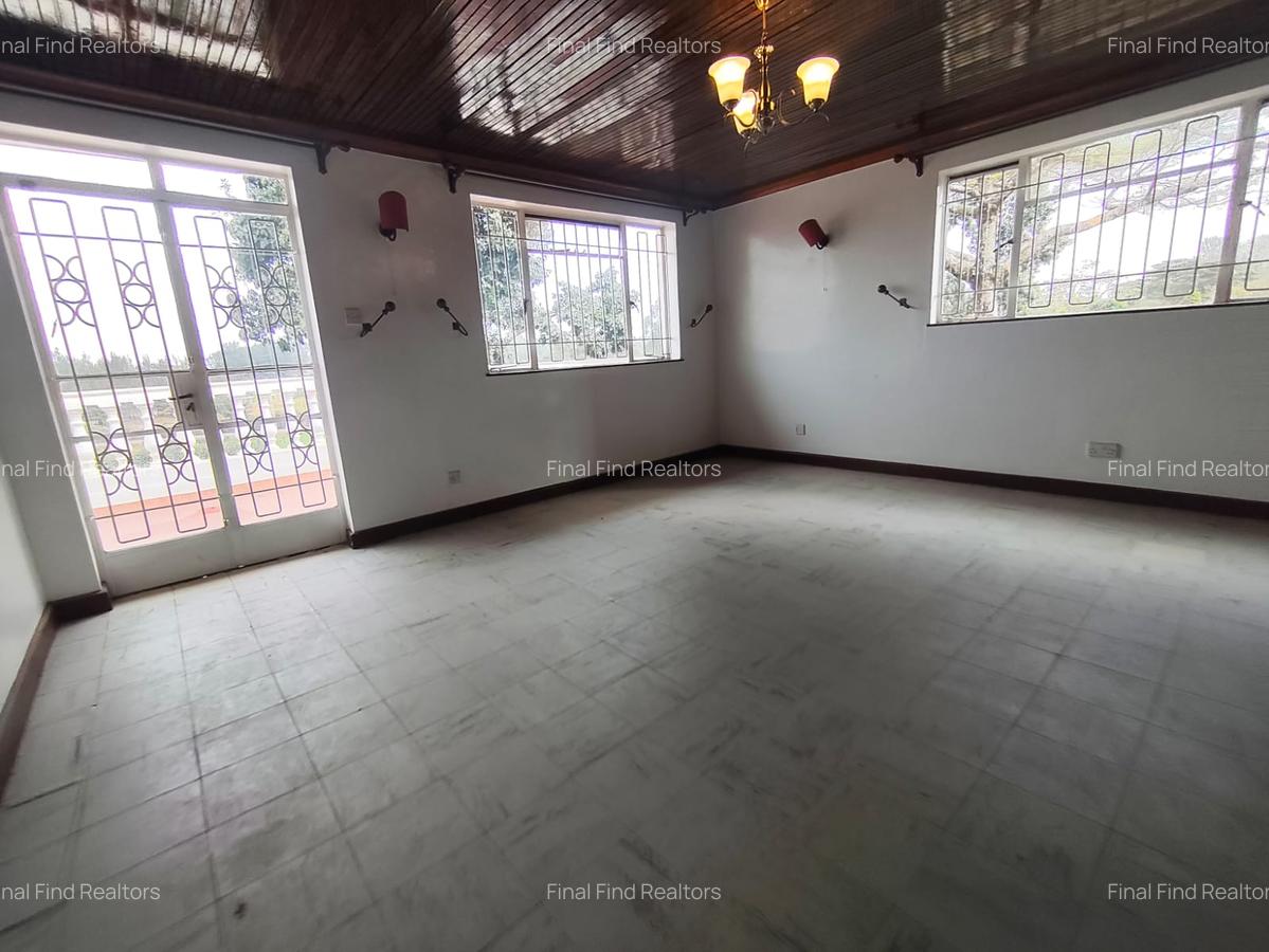 6 Bed House with En Suite in Garden Estate - 8
