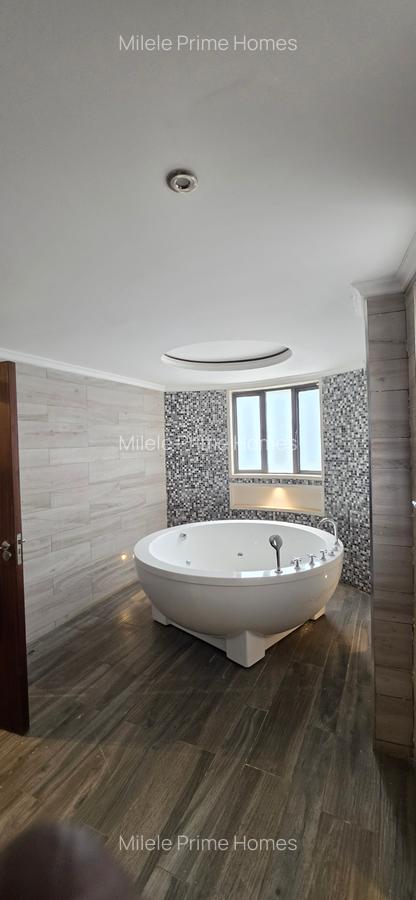 5 Bed Townhouse with En Suite at Lavington - 10