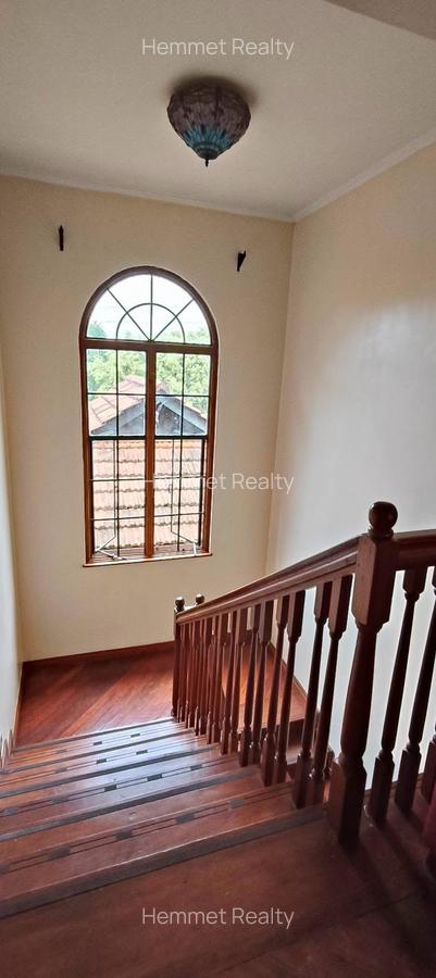 4 Bed House with En Suite in Ridgeways - 13