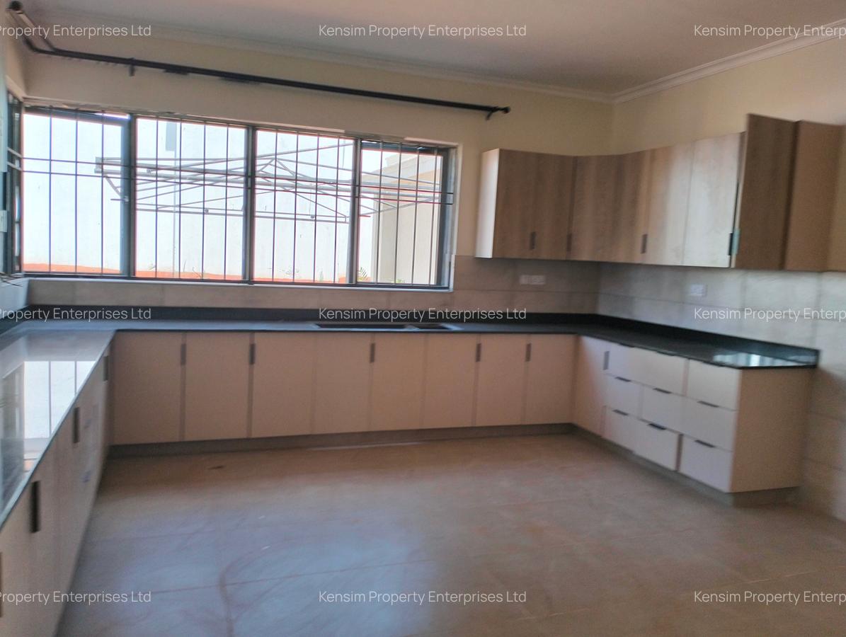 5 Bed Townhouse with En Suite in Kyuna - 2