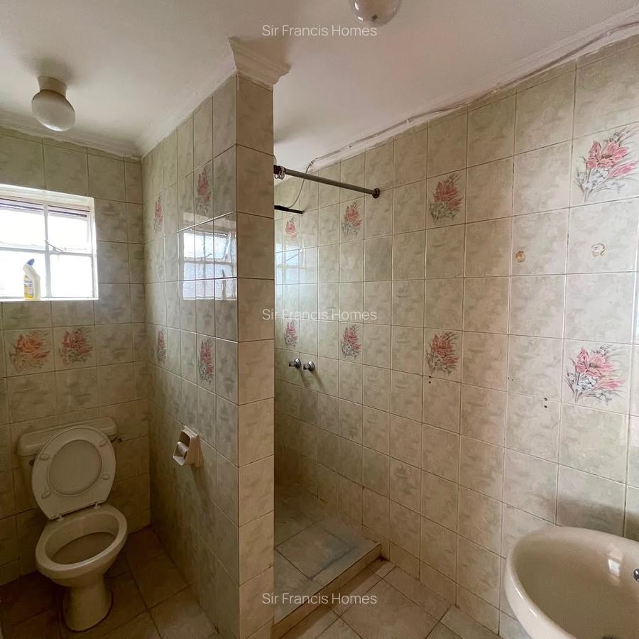 4 Bed House with En Suite in Lavington - 12