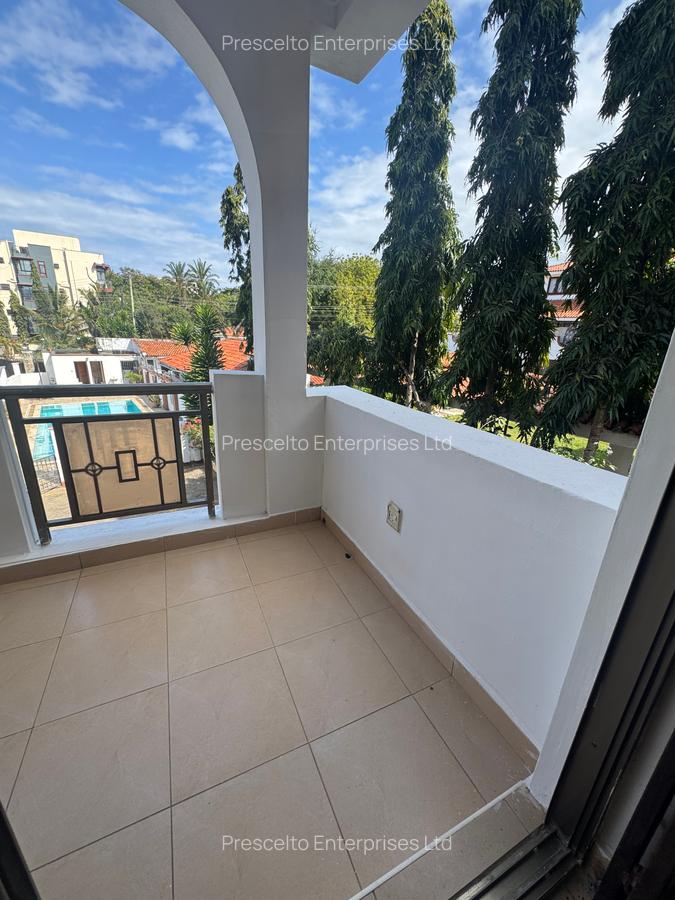 2 Bed Apartment with En Suite at Off Links Road - 14