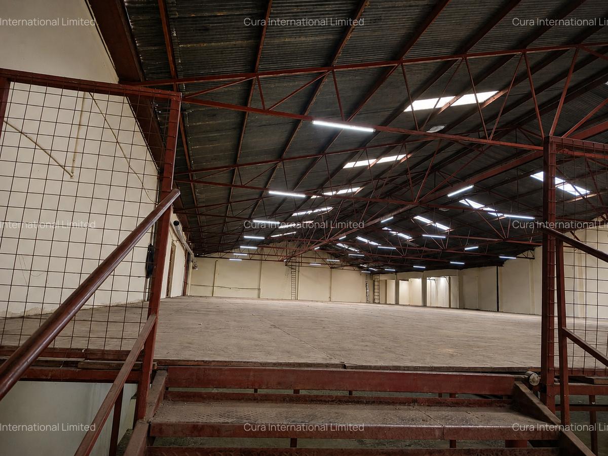 28,602 ft² Warehouse in Industrial Area - 4