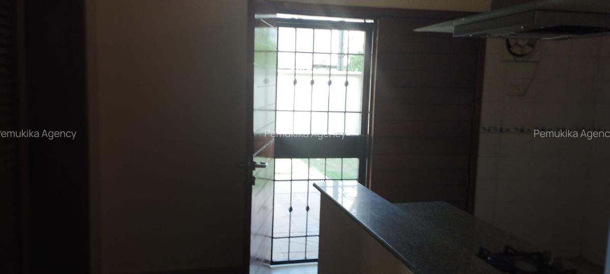 6 Bed Townhouse in Valley Arcade - 11