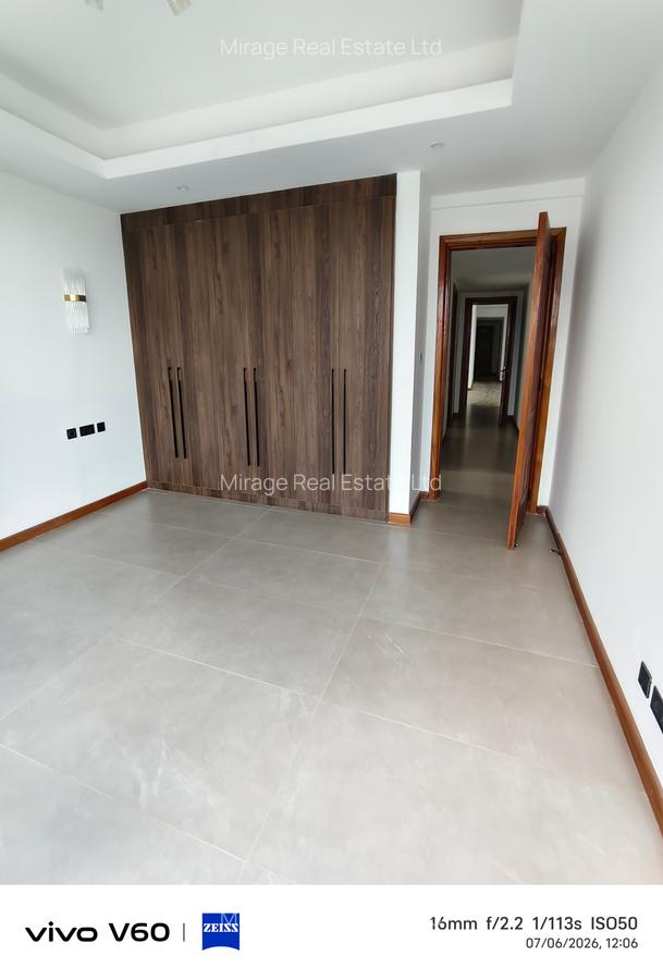 4 Bed Apartment with Swimming Pool in Riverside - 4