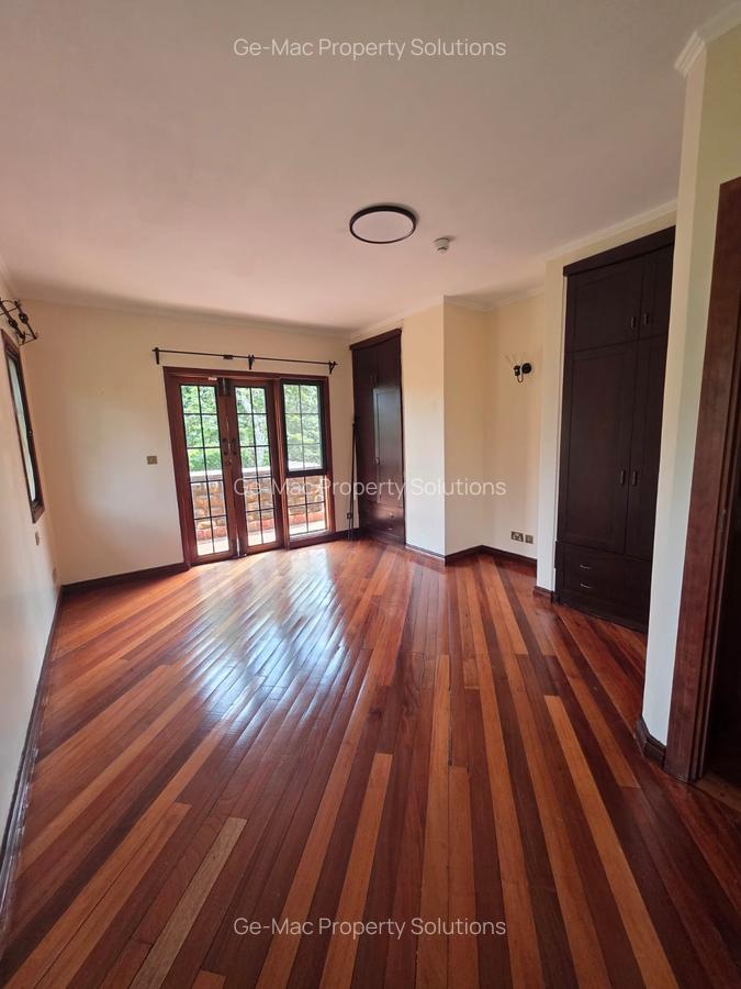 4 Bed House with En Suite in Ridgeways - 3