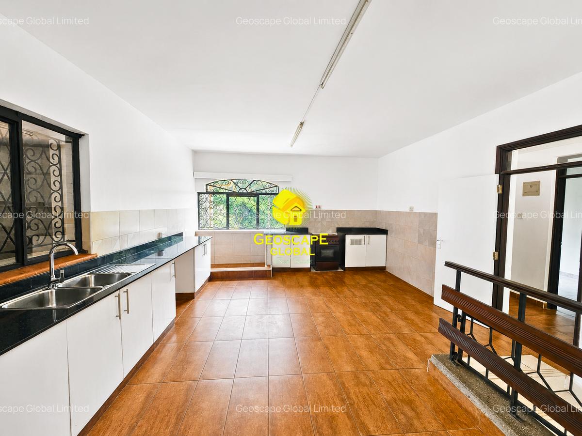 5 Bed House with En Suite in Nyari - 4