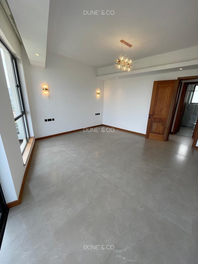 4 Bed Apartment with En Suite in Riverside - 17