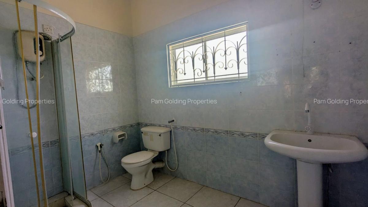 4 Bed House with Swimming Pool at Links Road - 5