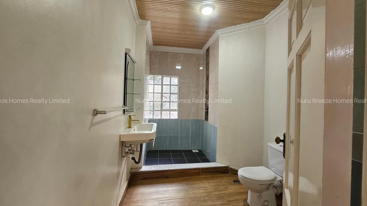 5 Bed House with En Suite in Runda - 11