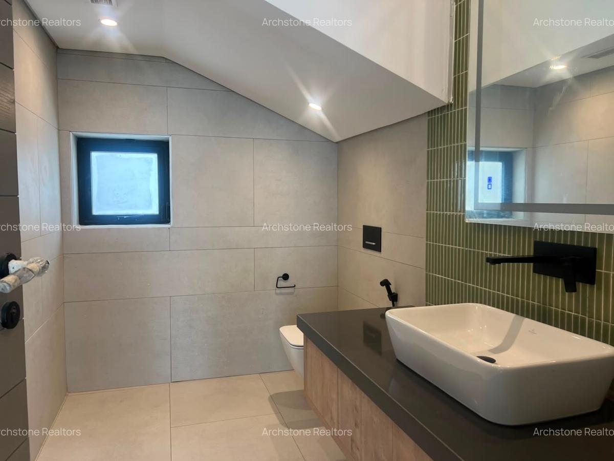 5 Bed Townhouse with En Suite in Brookside - 12