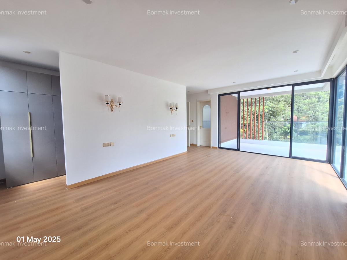 5 Bed Townhouse with En Suite at Lavington Green - 9