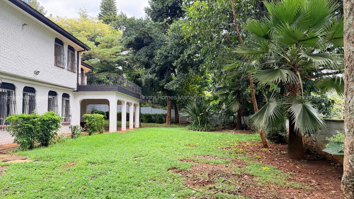 4 Bed Villa with En Suite in Hill View - 1