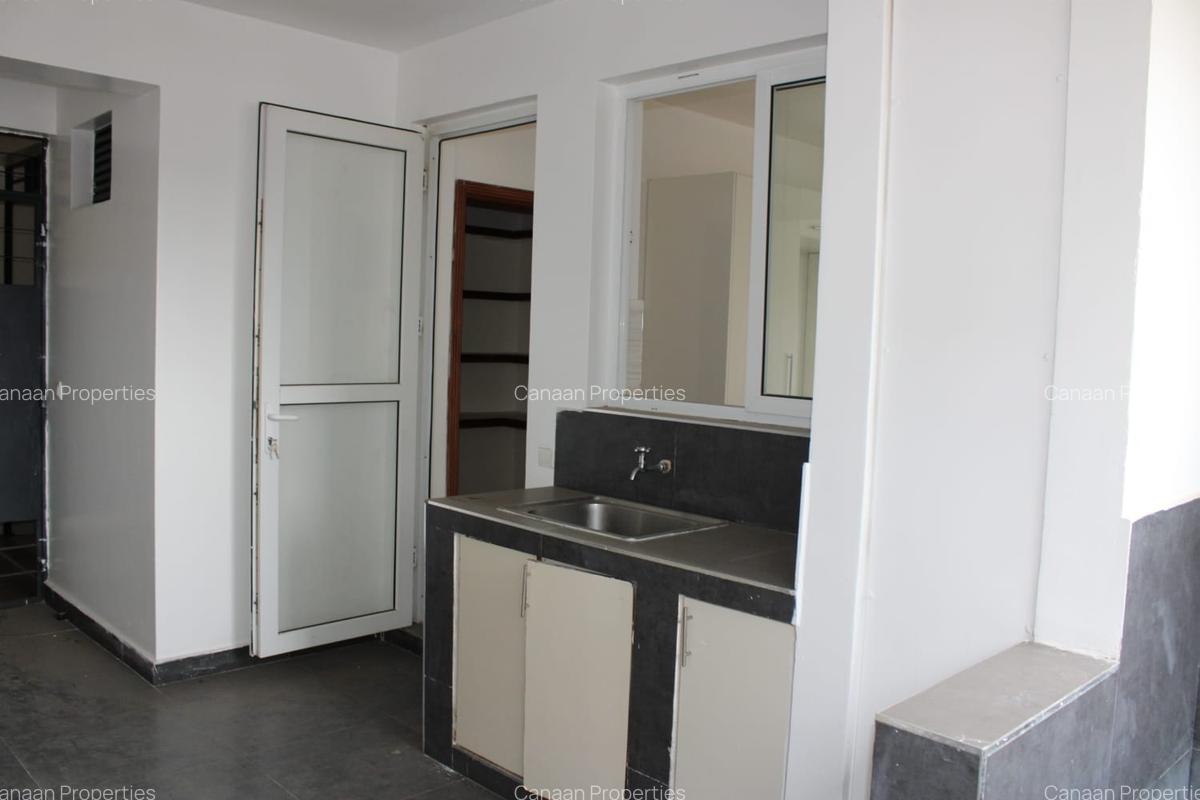 4 Bed Apartment with En Suite in Parklands - 7