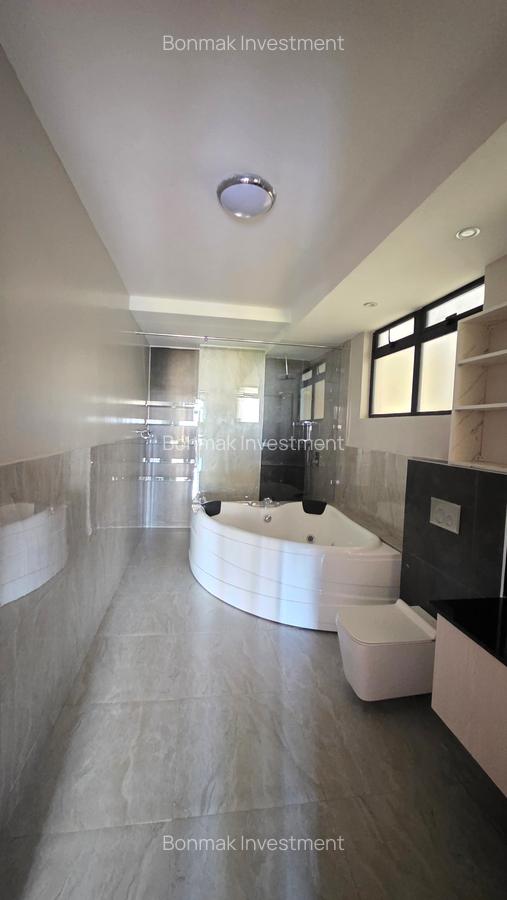 4 Bed Apartment with En Suite at Riverside Drive - 15