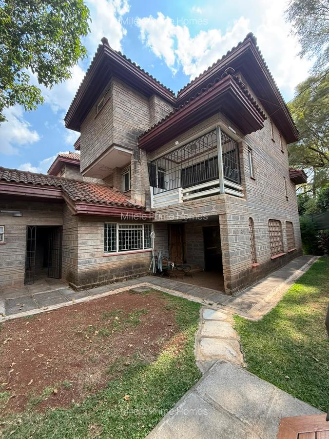 4 Bed Villa with En Suite at Lavington - 1