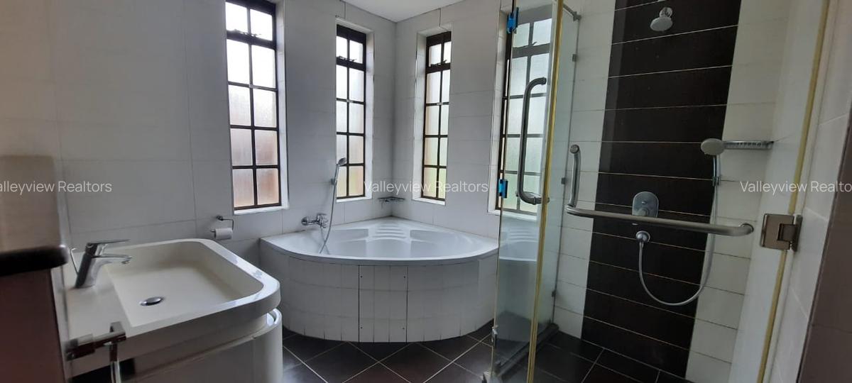 5 Bed Townhouse with En Suite at Lavington - 13