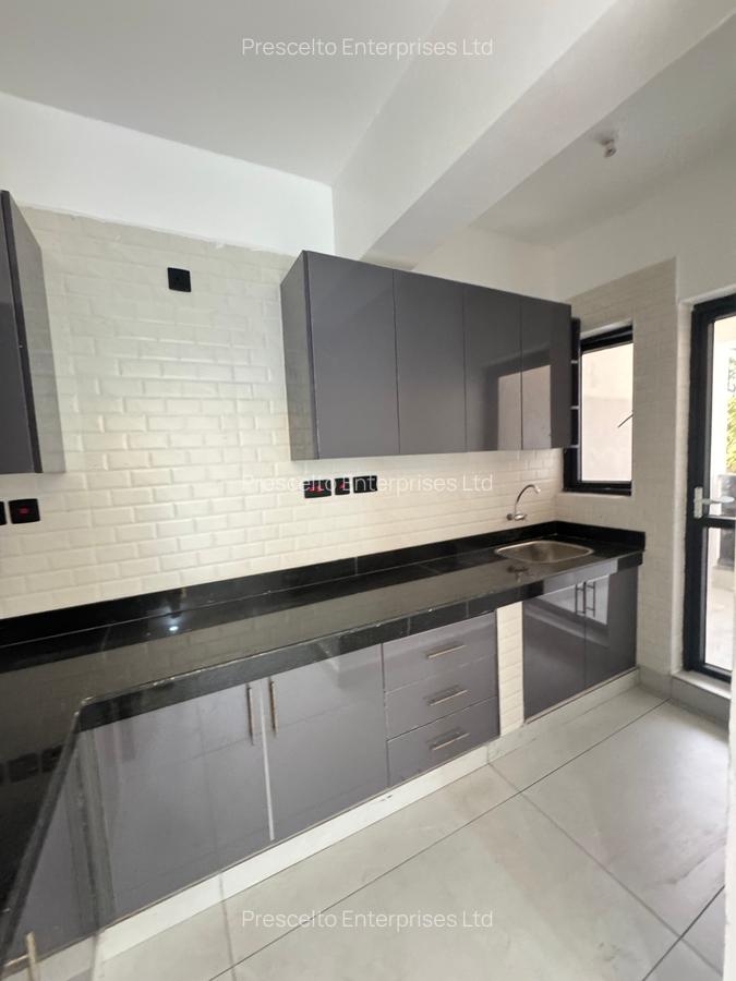 3 Bed Apartment with En Suite at Off Links Road - 15