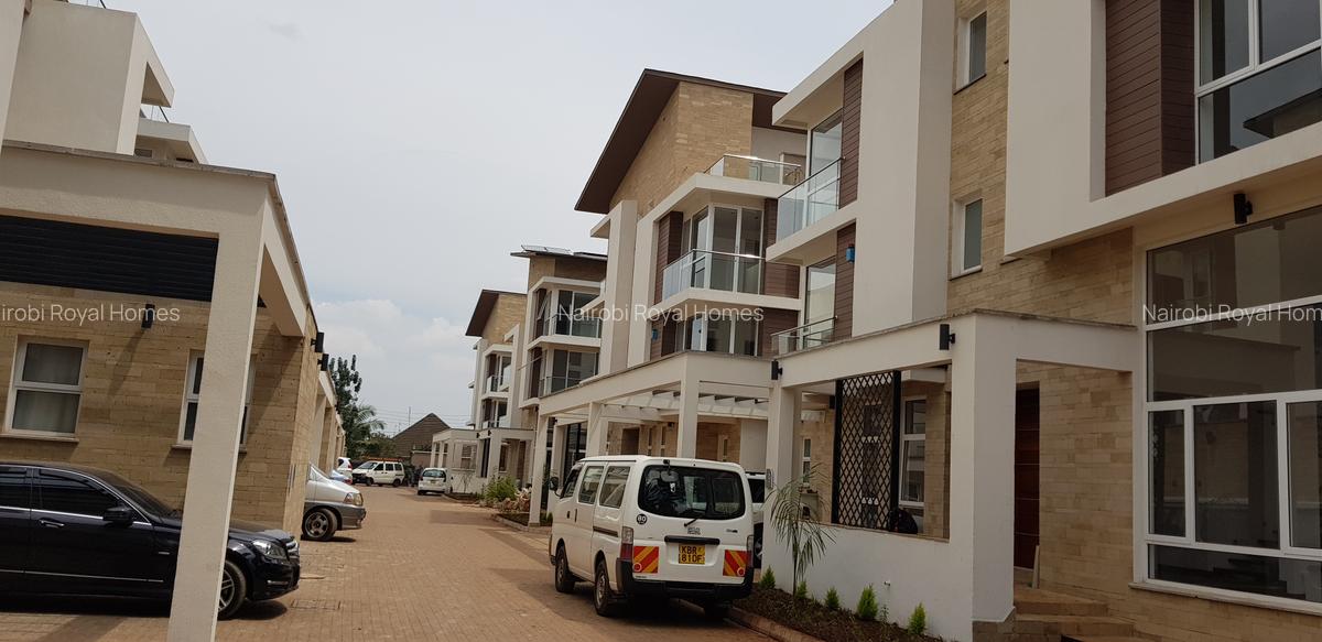 5 Bed Townhouse with En Suite at Lavington Road - 1