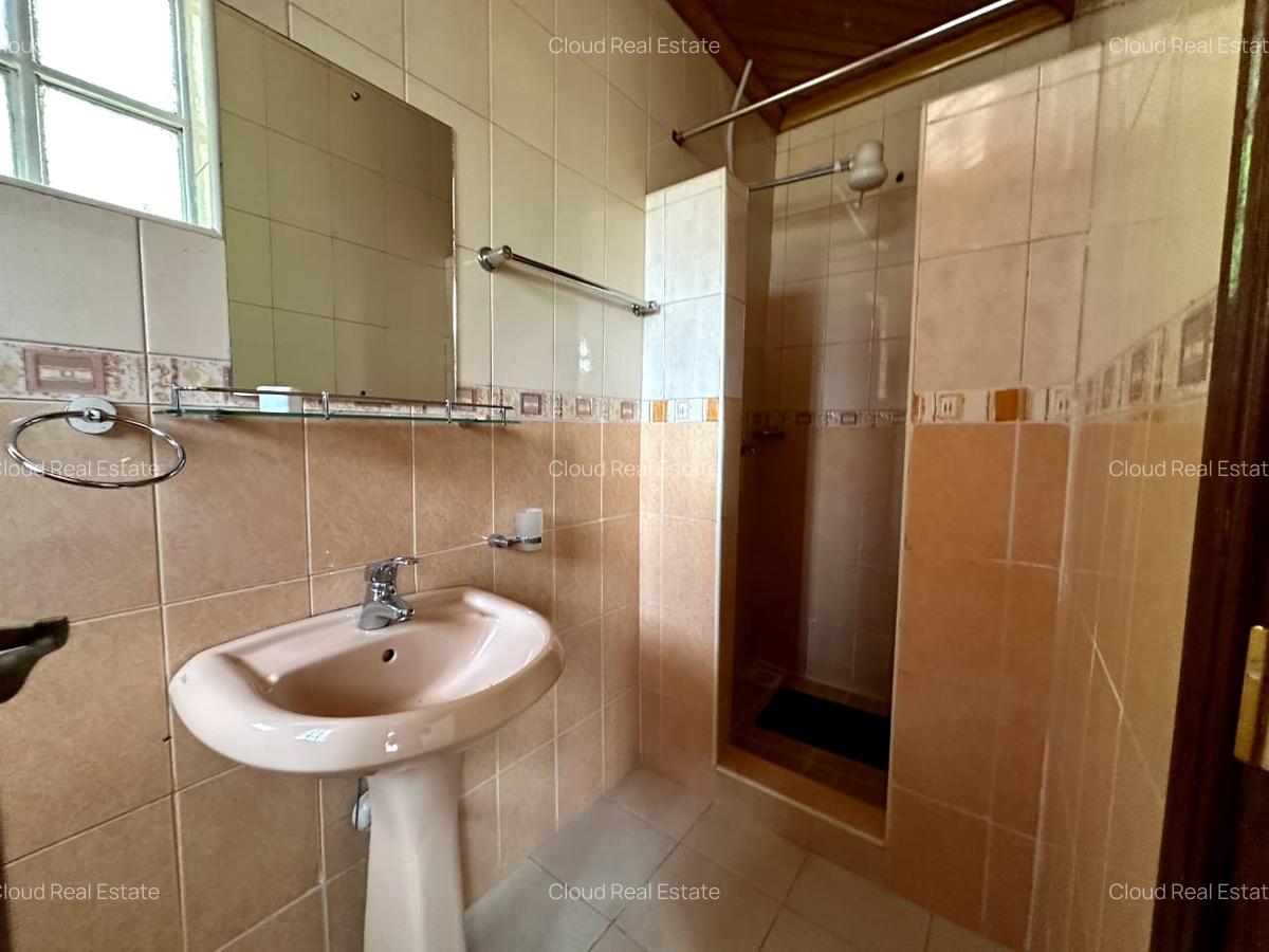 5 Bed Townhouse with En Suite in Lavington - 6