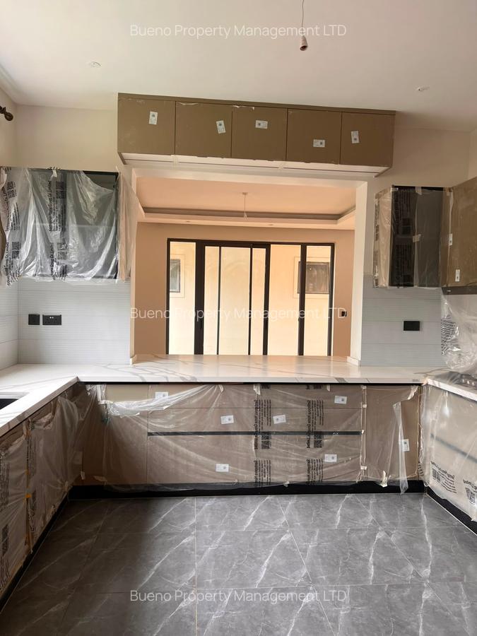 6 Bed Townhouse with Garden in Lavington - 3
