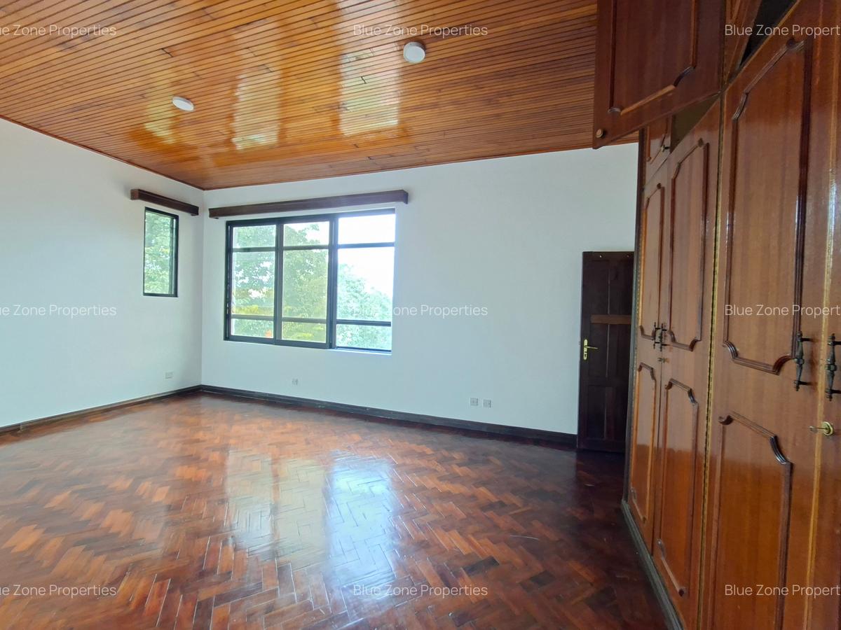 5 Bed House with En Suite at Close To Un - 11