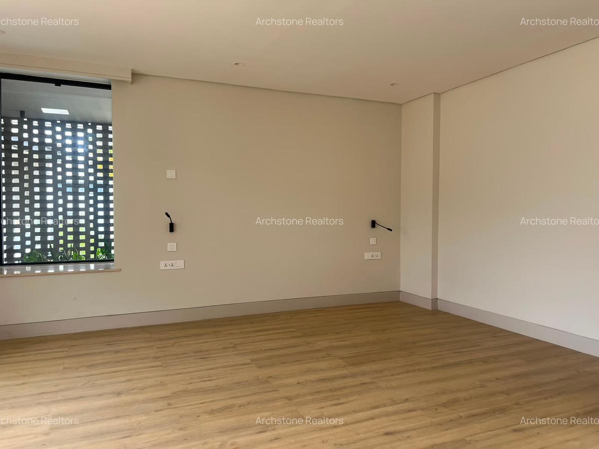 5 Bed Townhouse with En Suite in Brookside - 15
