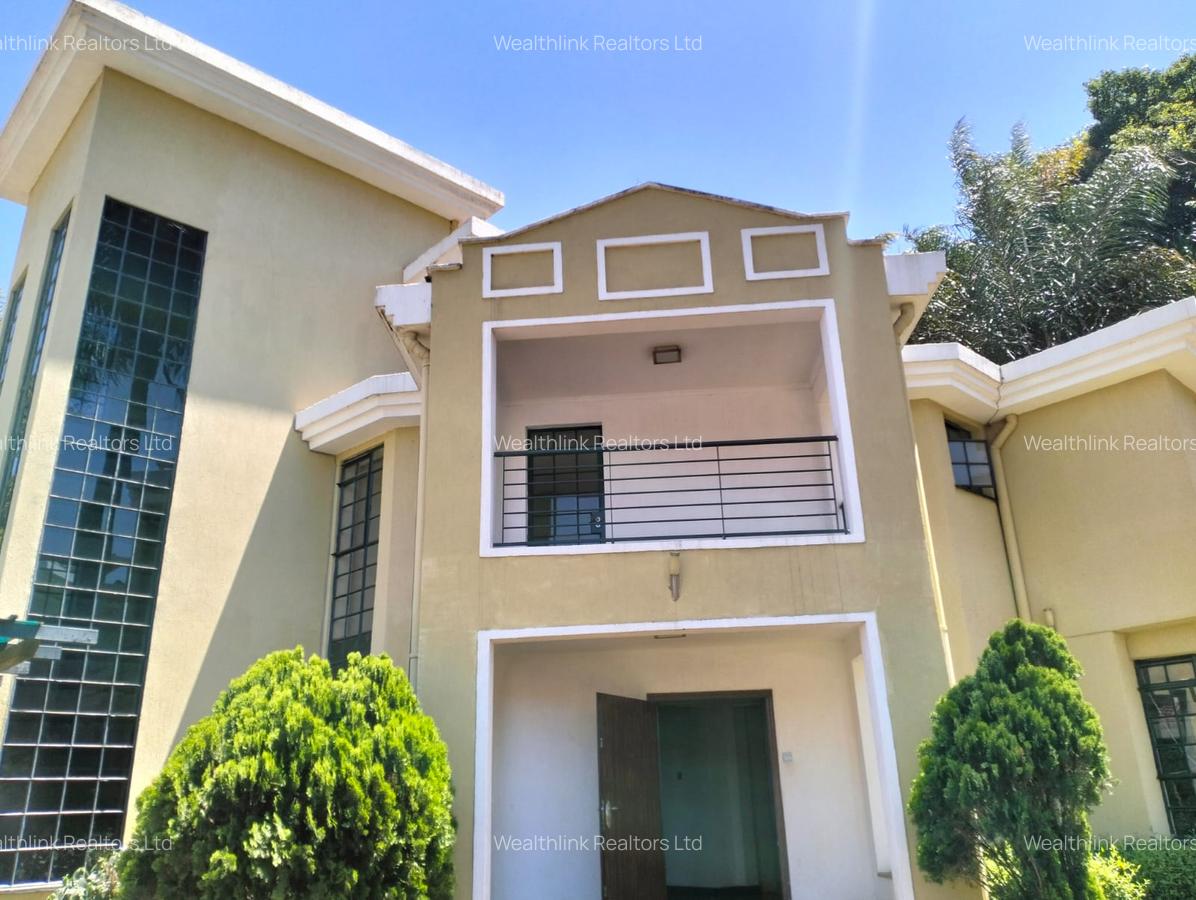 5 Bed Townhouse with En Suite at Lavington - 1