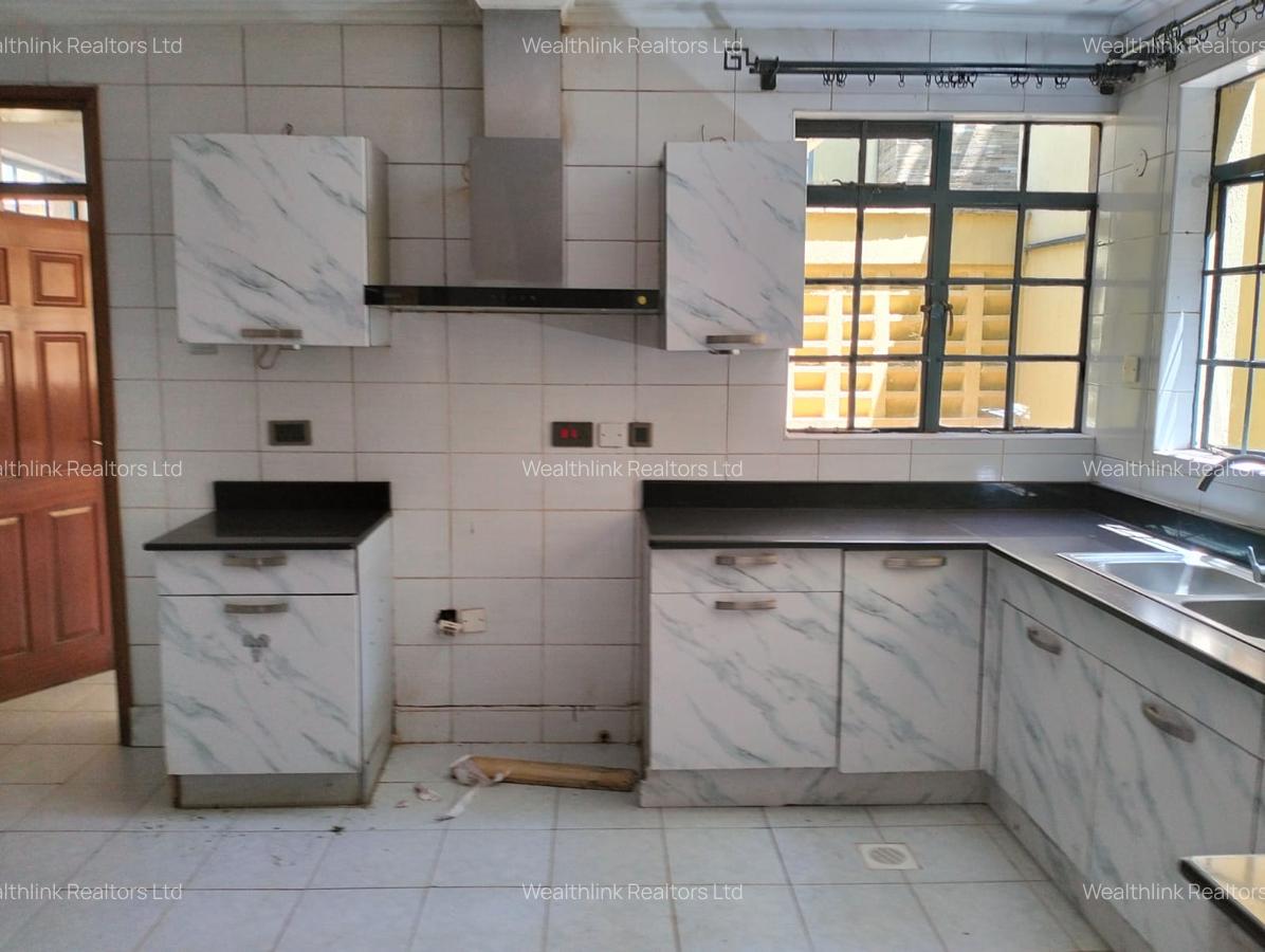 5 Bed Townhouse with En Suite at Lavington - 13