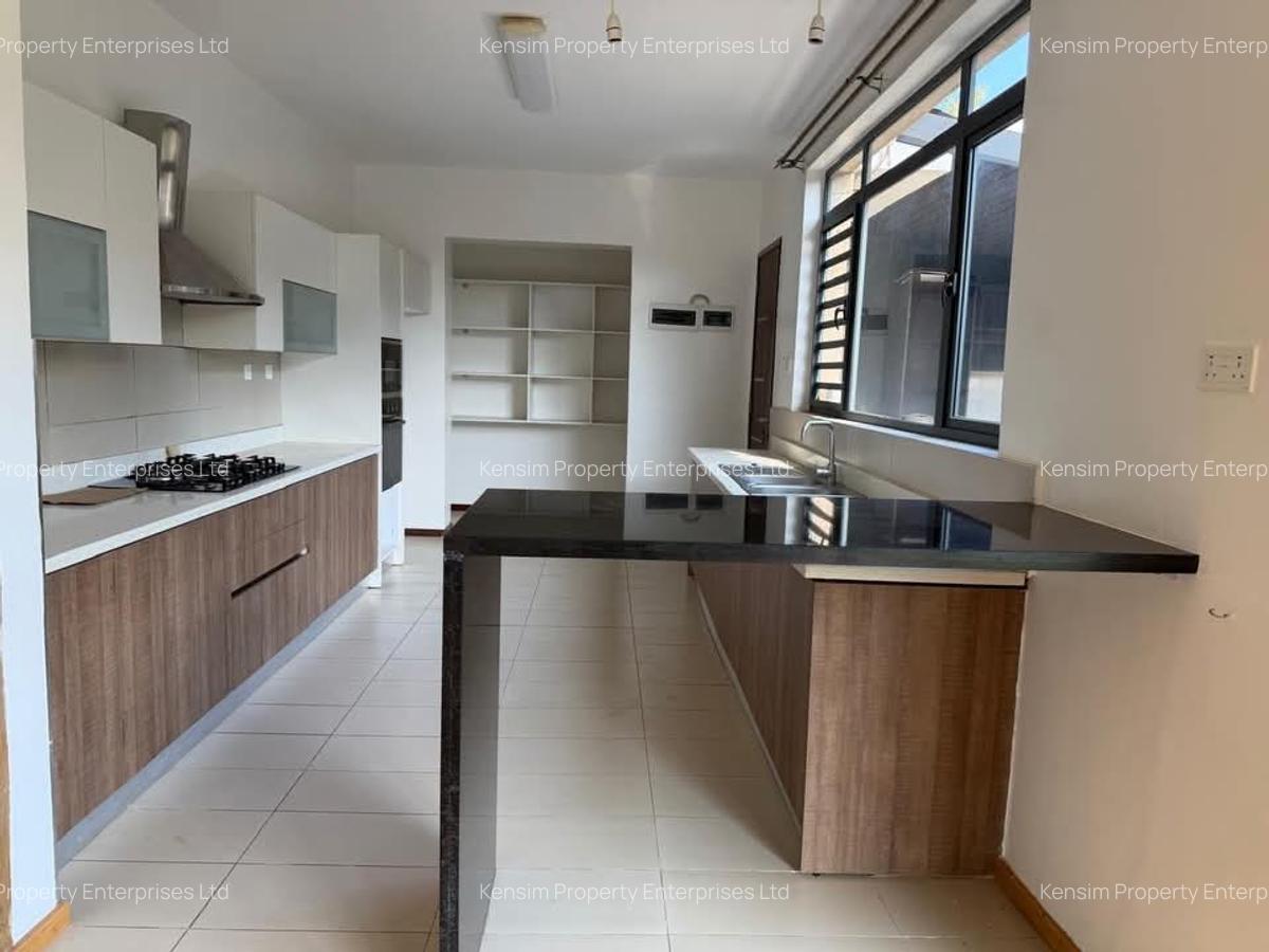 4 Bed Townhouse with En Suite in Ridgeways - 7