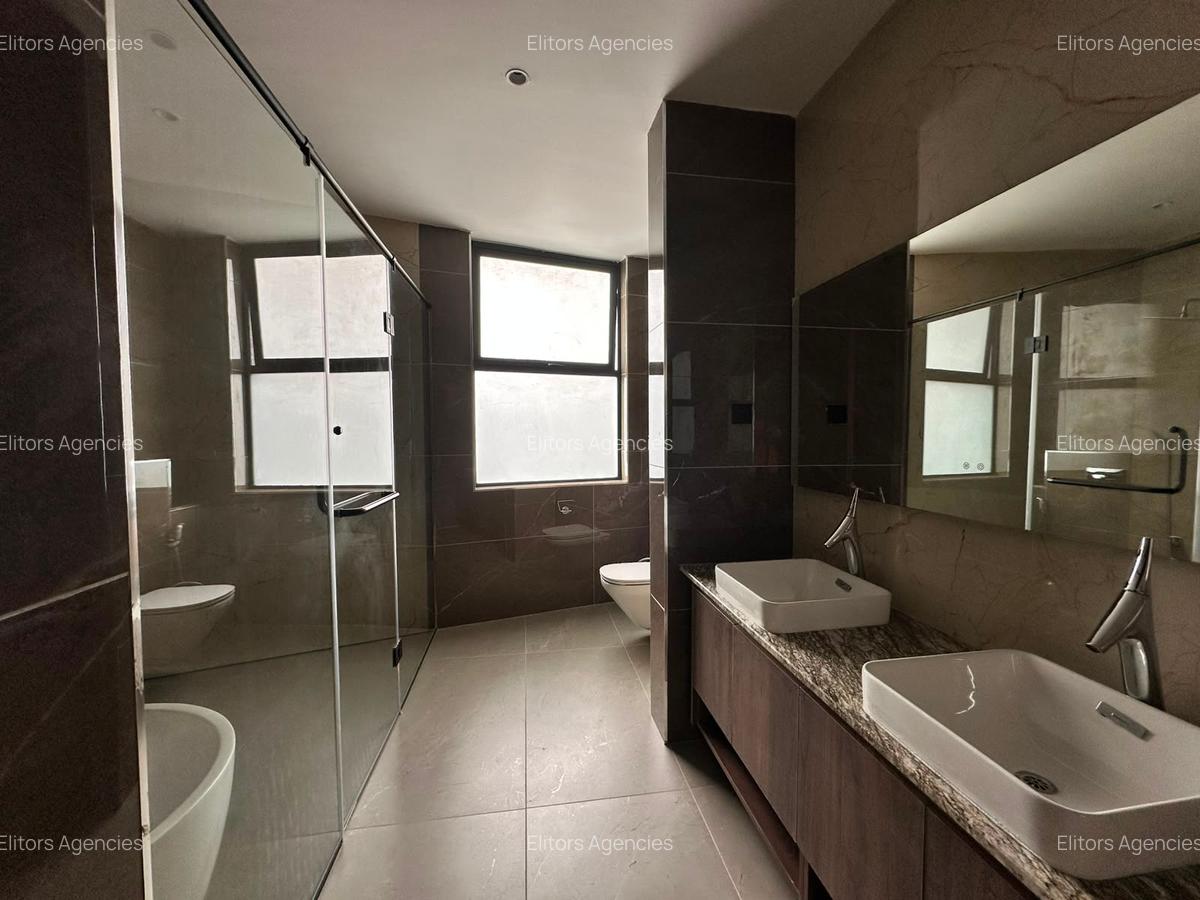 4 Bed Apartment with En Suite at Riverside Drive - 19