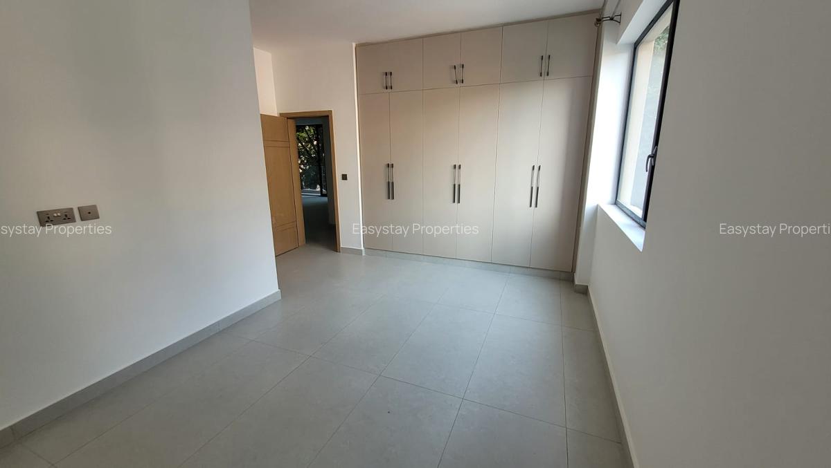 2 Bed Apartment with En Suite in Brookside - 6
