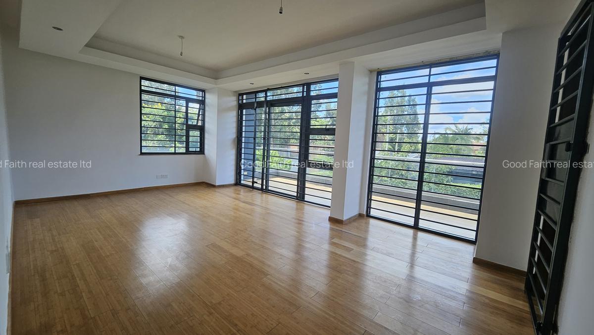 4 Bed House with En Suite in Garden Estate - 10