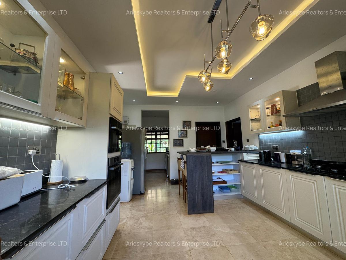 5 Bed Villa with En Suite in Runda - 4