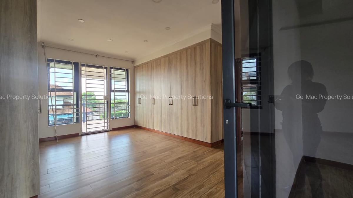 4 Bed House with En Suite in Runda - 15