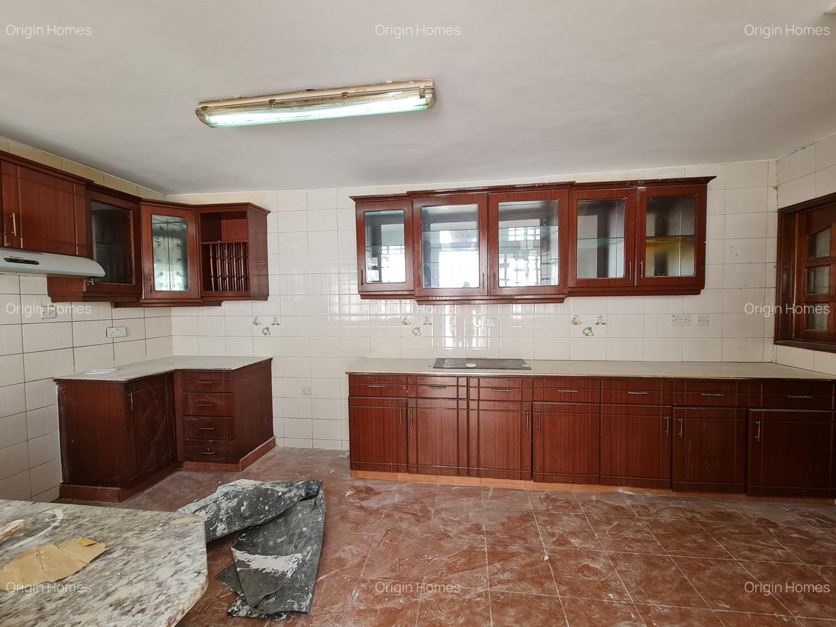 5 Bed Townhouse with En Suite at Westlands - 11