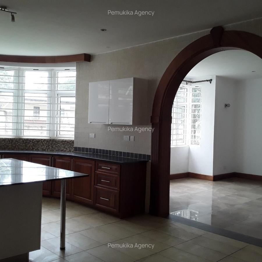 5 Bed House with En Suite at Rosslyn - 7