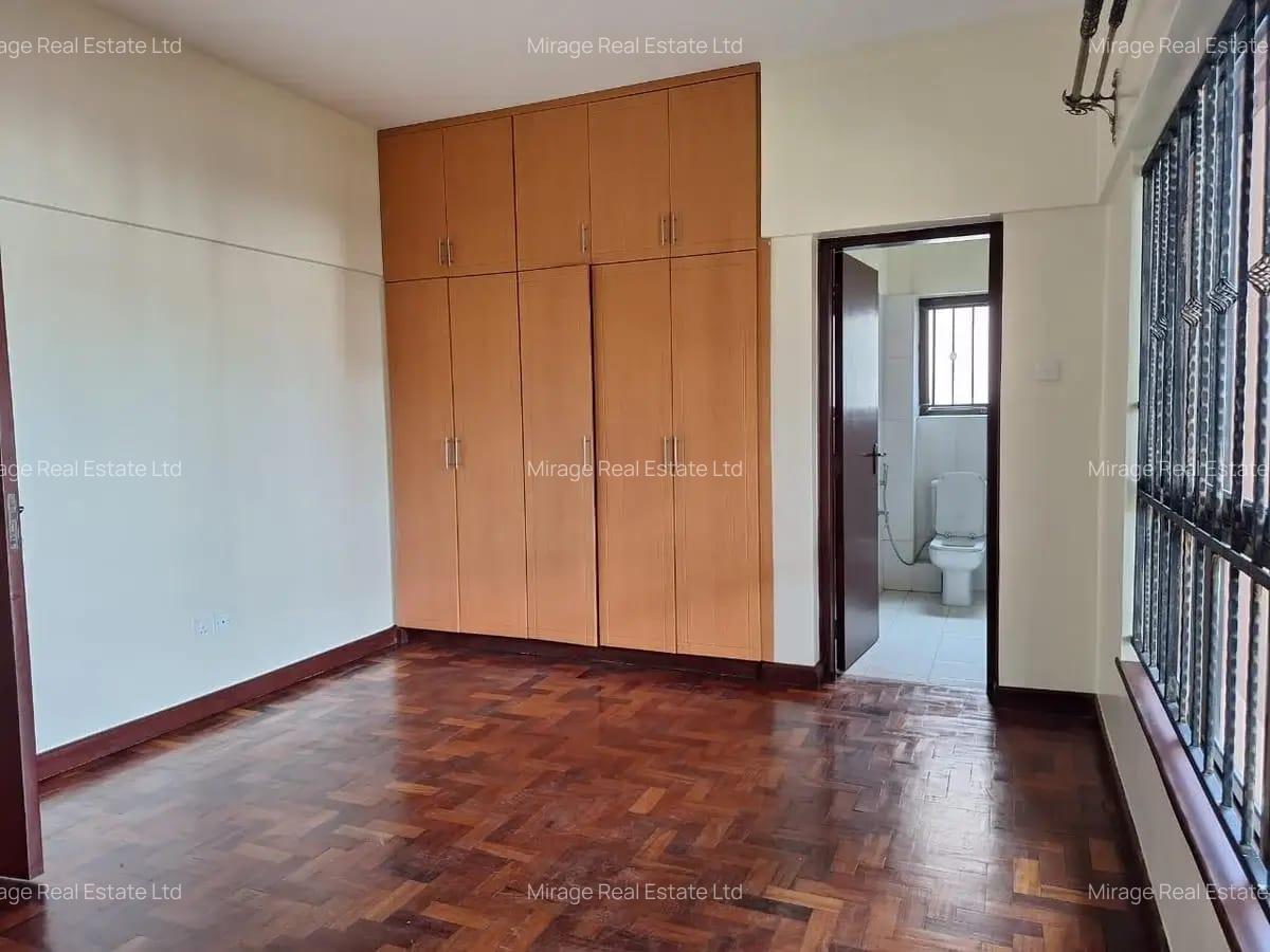 4 Bed Apartment with En Suite in Brookside - 4
