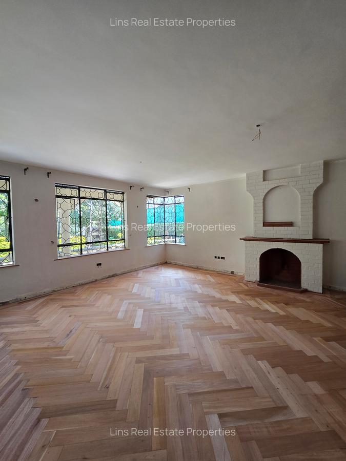 5 Bed House with En Suite in Runda - 12
